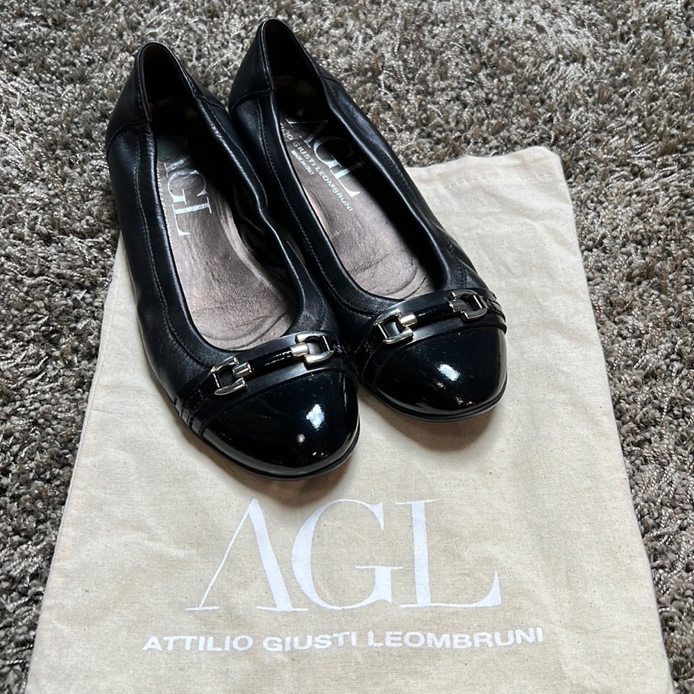 AGL Women’s Black leather and patent flats